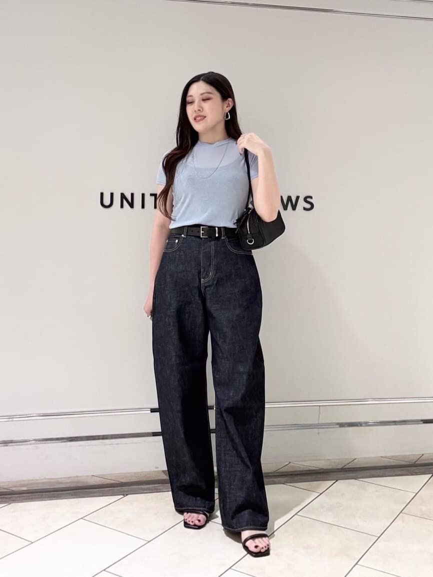 Tシャツを着た女性