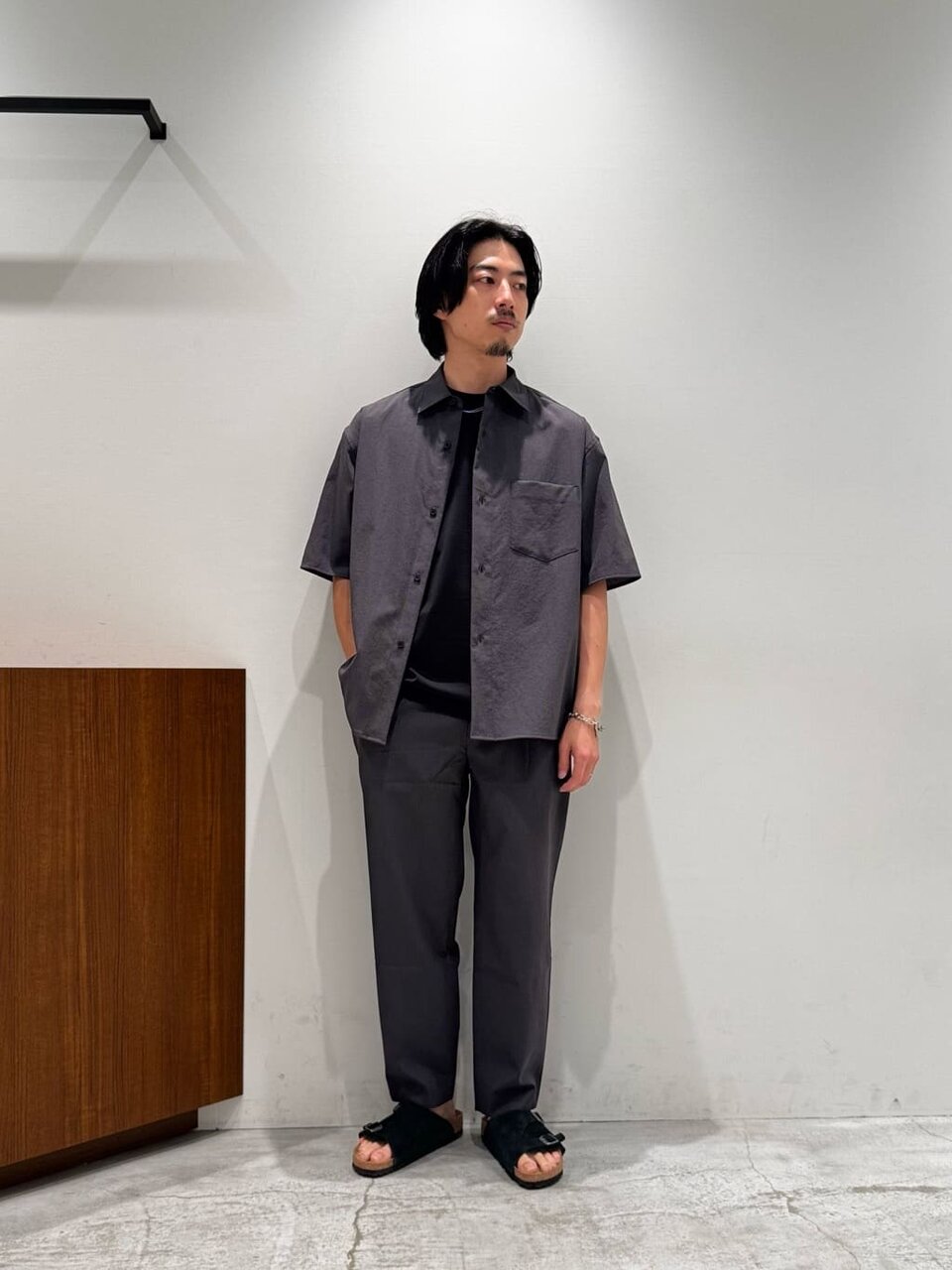 シャツを着た男性