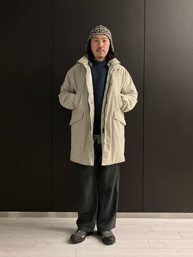 コートを着た男性