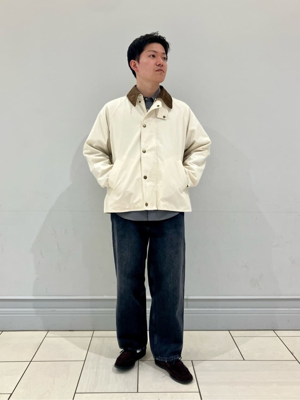 カバーオールを着た男性