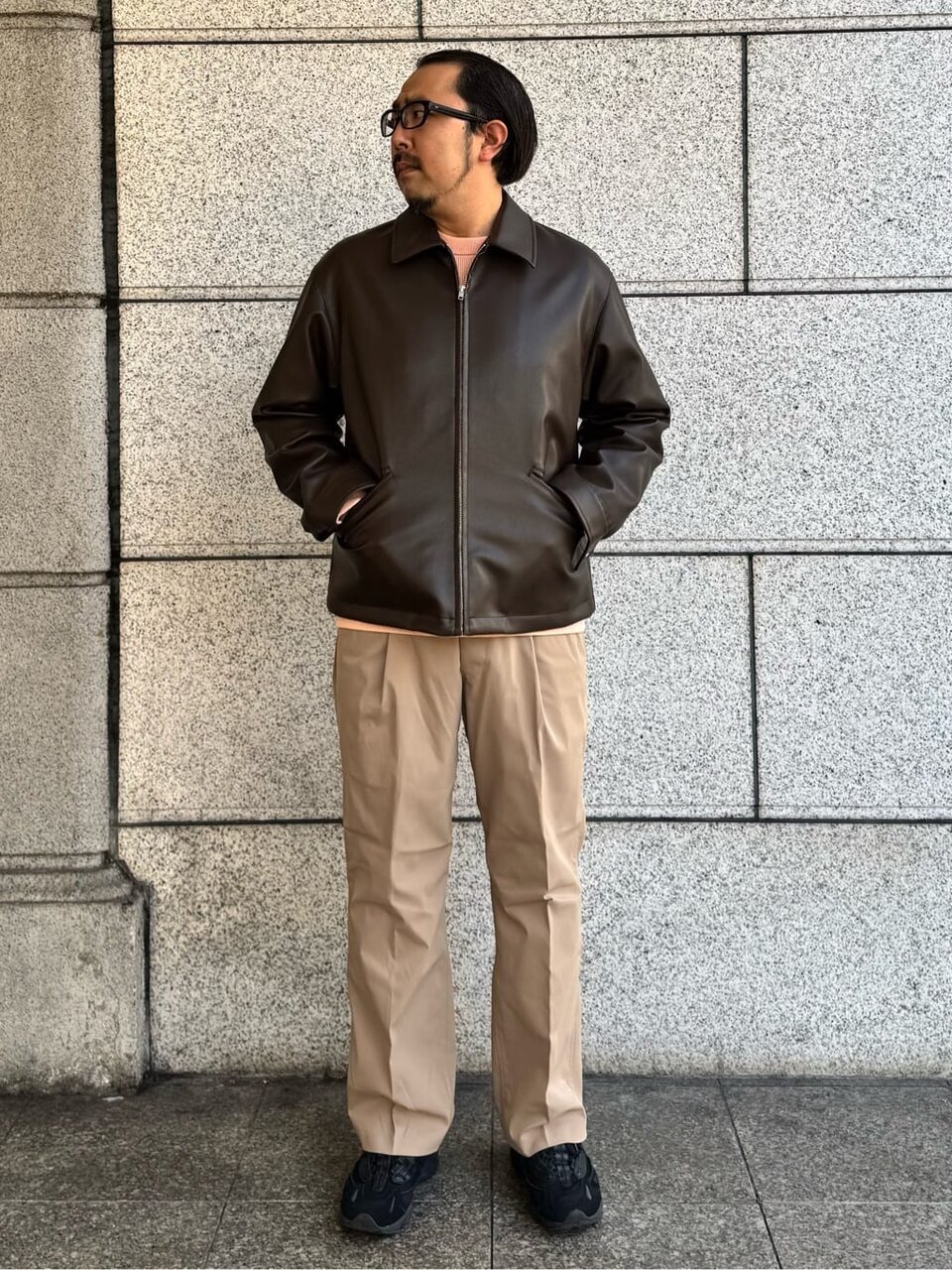 ブルゾンを着た男性