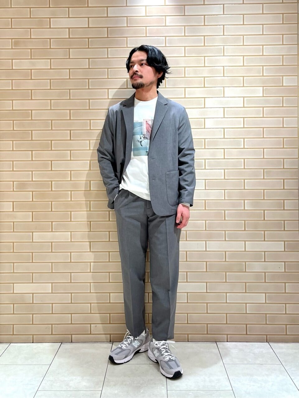 セットアップを着た男性