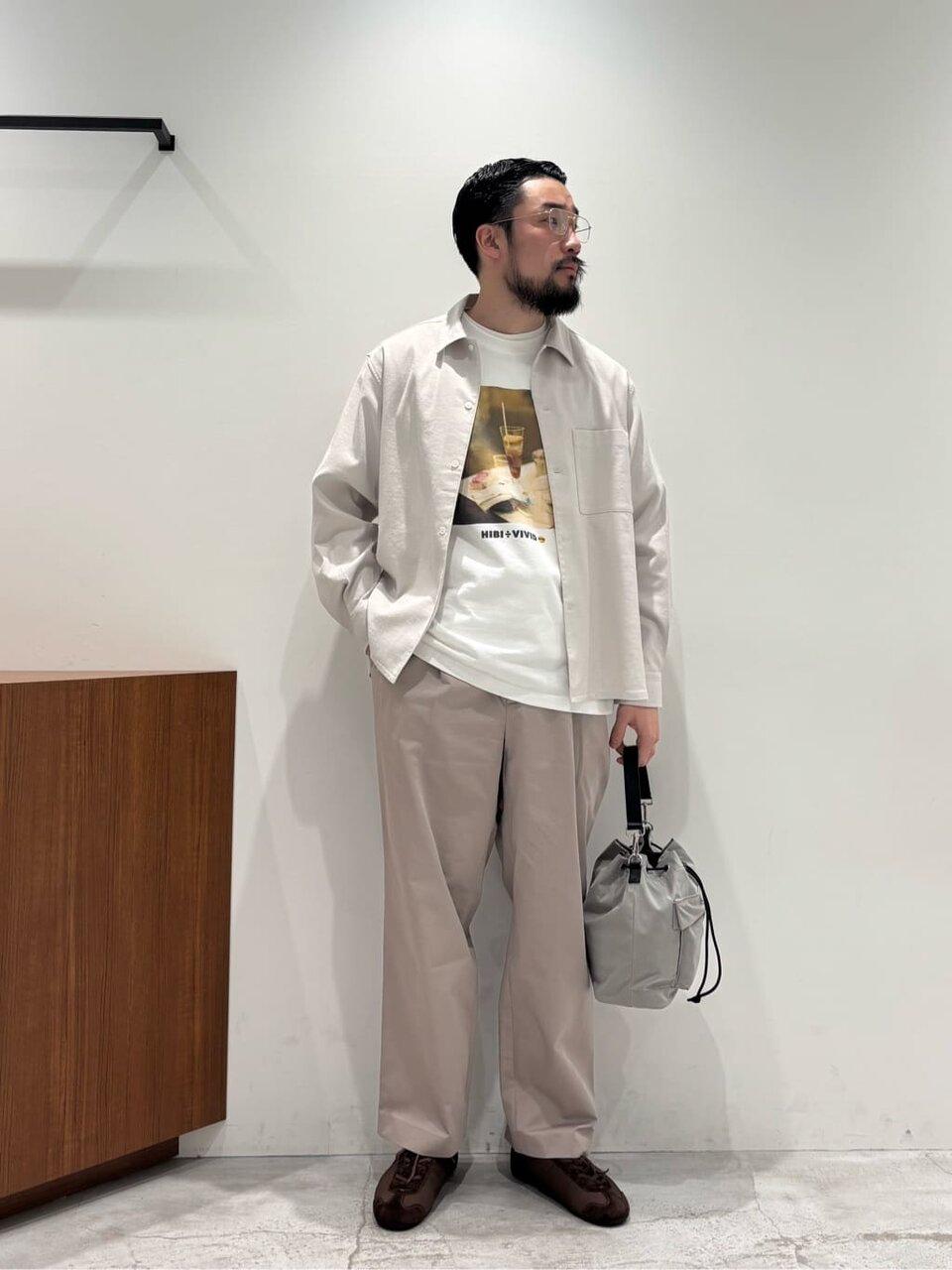 Tシャツにシャツを羽織った男性
