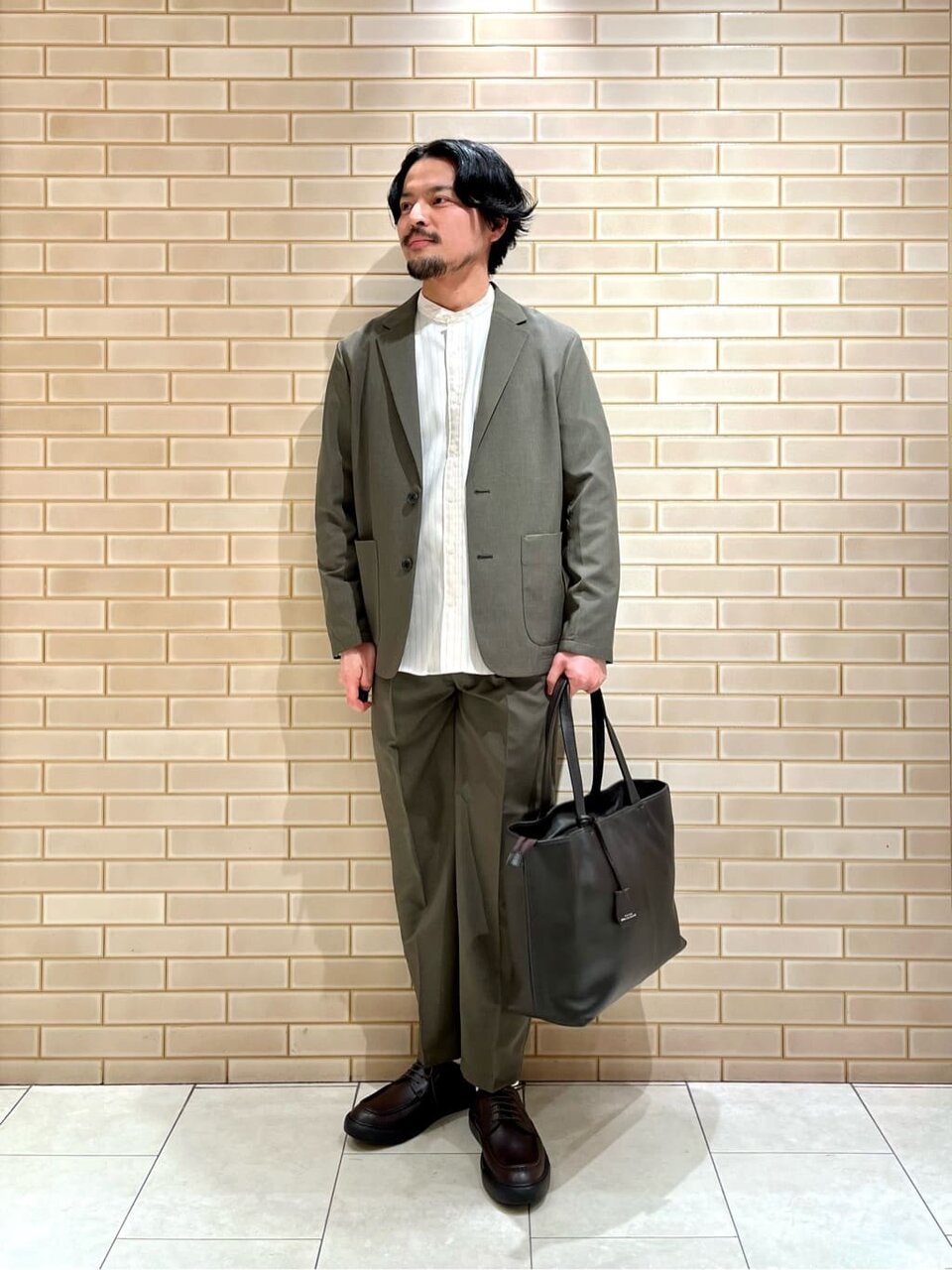 セットアップを着た男性