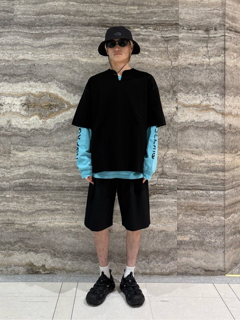 オーバーネックTシャツ×ワイドショートパンツ