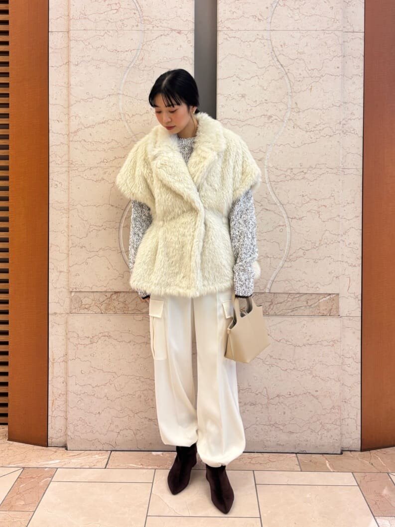 ボアベストとカーゴパンツを着た女性