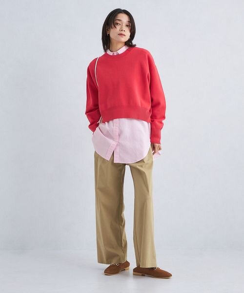 ピンク系のトップスをレイヤードしたコーデ