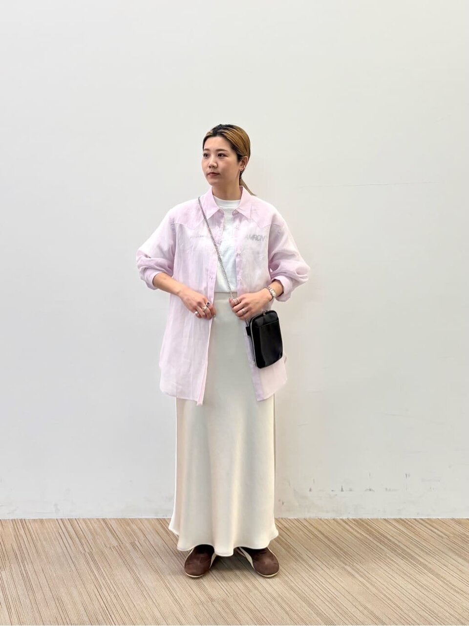ピンクシャツとマーメイドスカートを使ったレディースコーデ