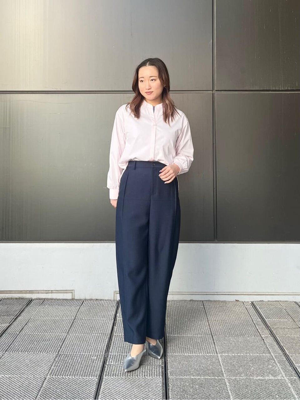ピンクシャツとカーブパンツを使ったレディースオフィスコーデ