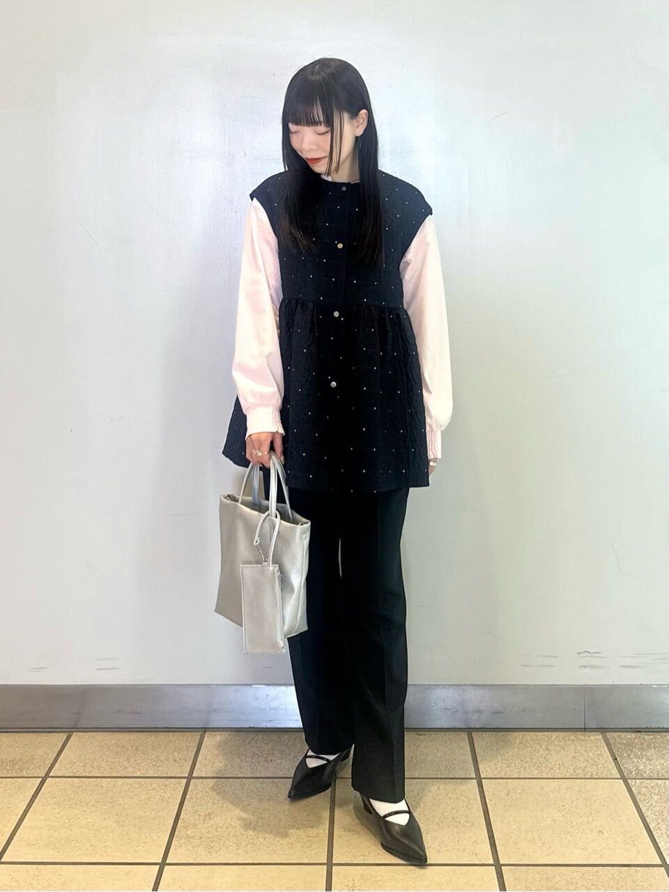 ピンクシャツとテーパードパンツを使ったレディースオフィスコーデ