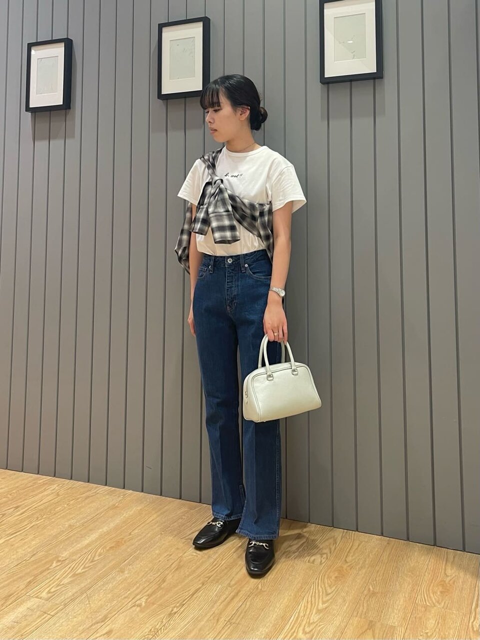 Tシャツとデニムパンツのコーデ