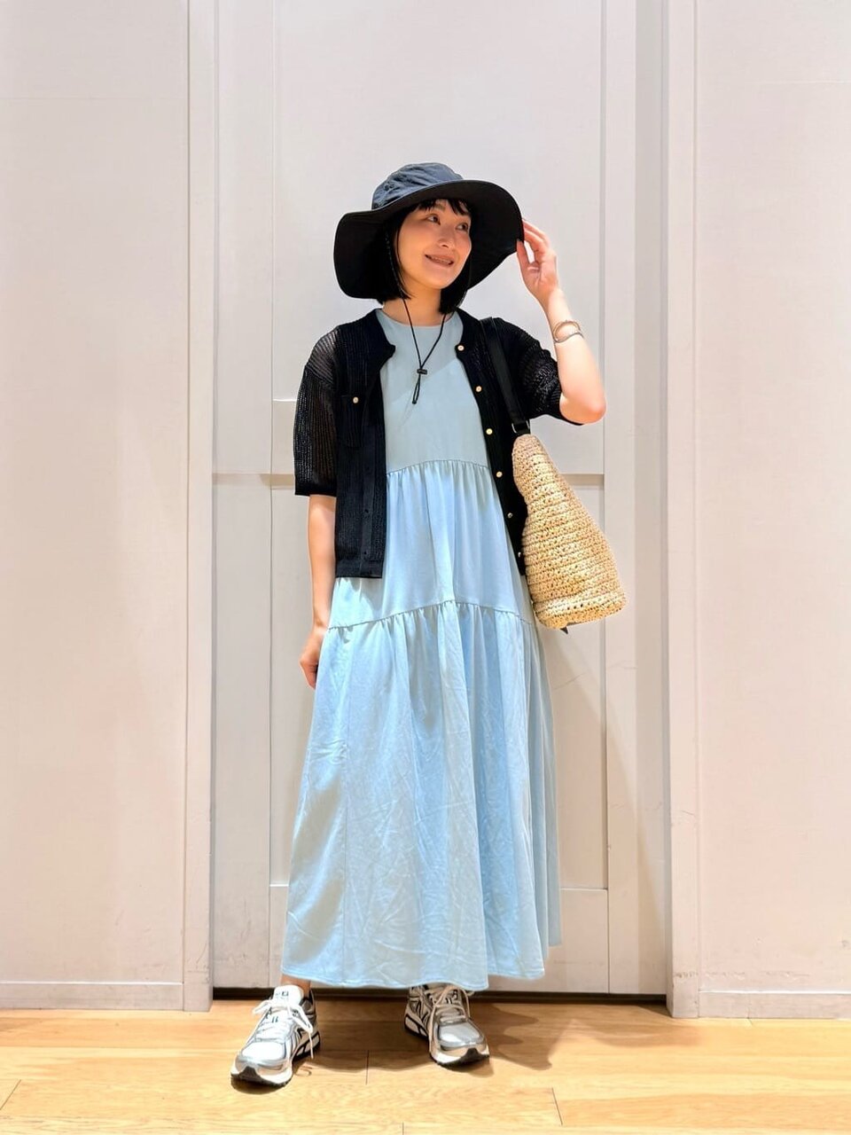 ワンピースにカーディガンをあわせた女性