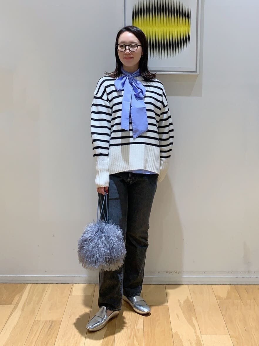 ボーダーニットとデニムパンツのコーデ