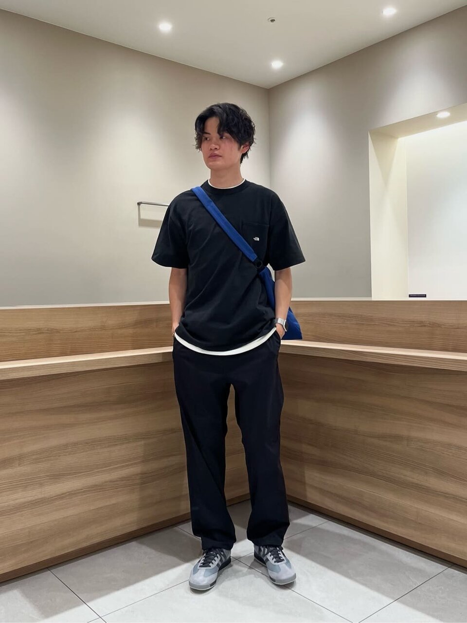 Tシャツとイージーパンツのオールブラックコーデ