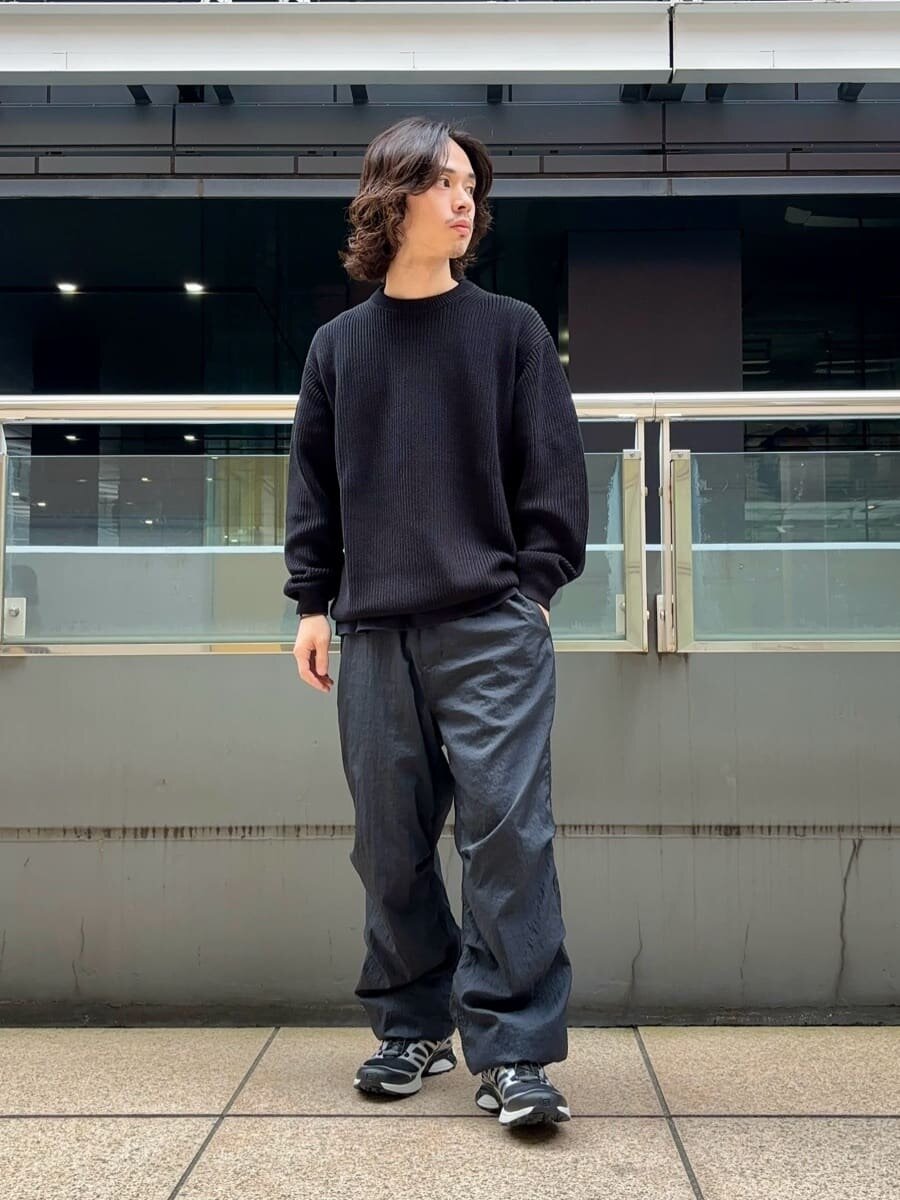 ニットとファティーグパンツのオールブラックコーデ