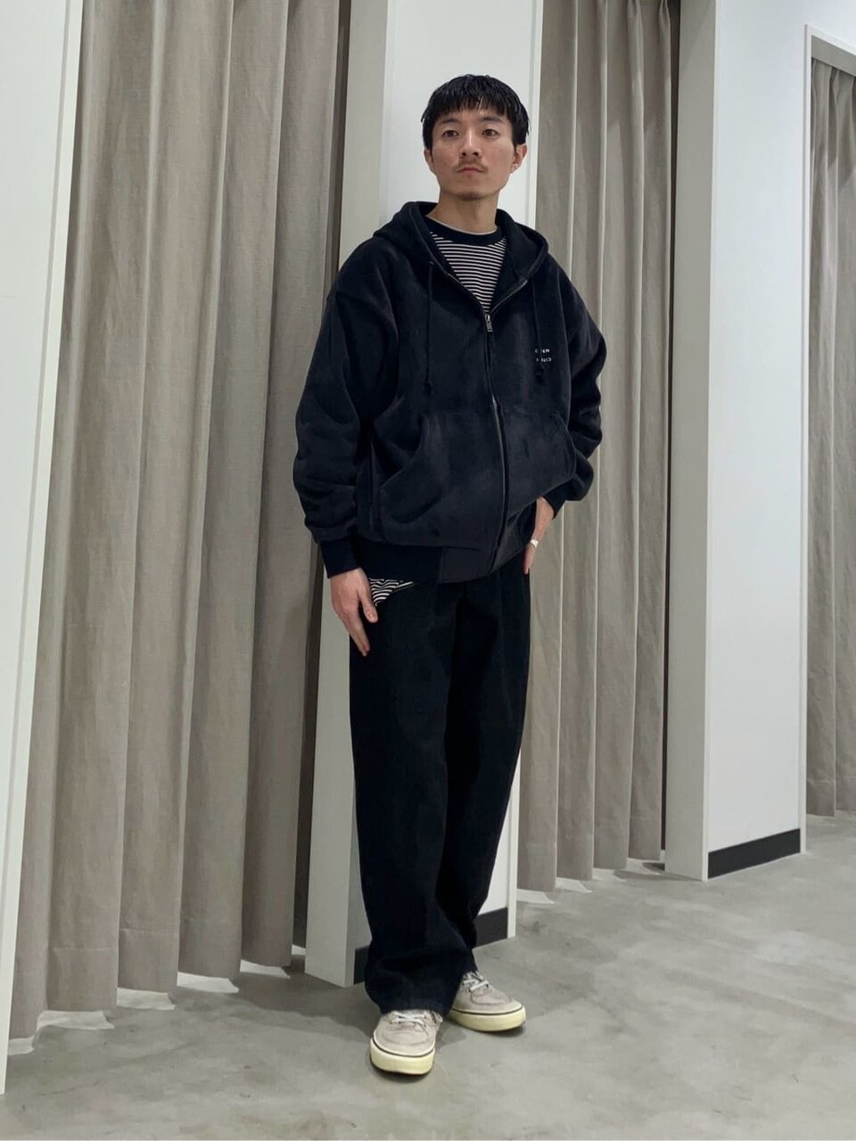 フードブルゾンとデニムパンツのオールブラックコーデ