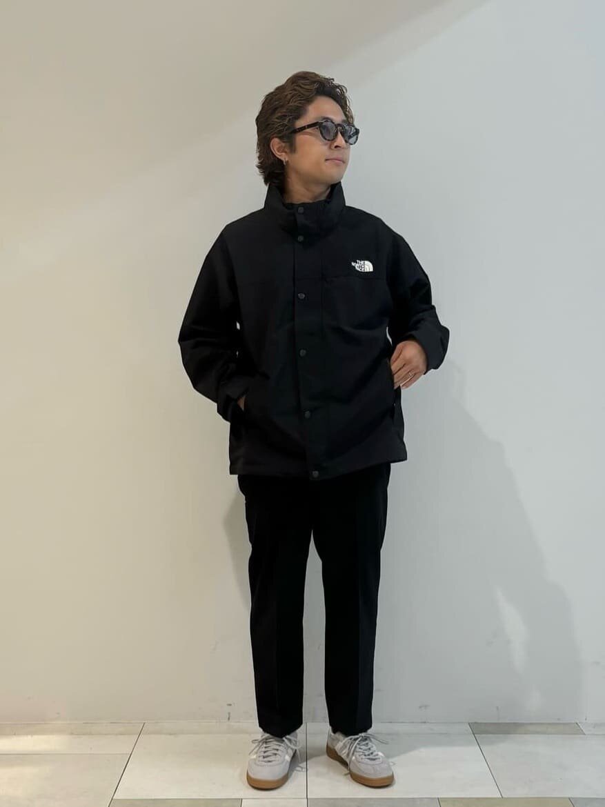 ウインドブレーカーとワイドパンツのオールブラックコーデ