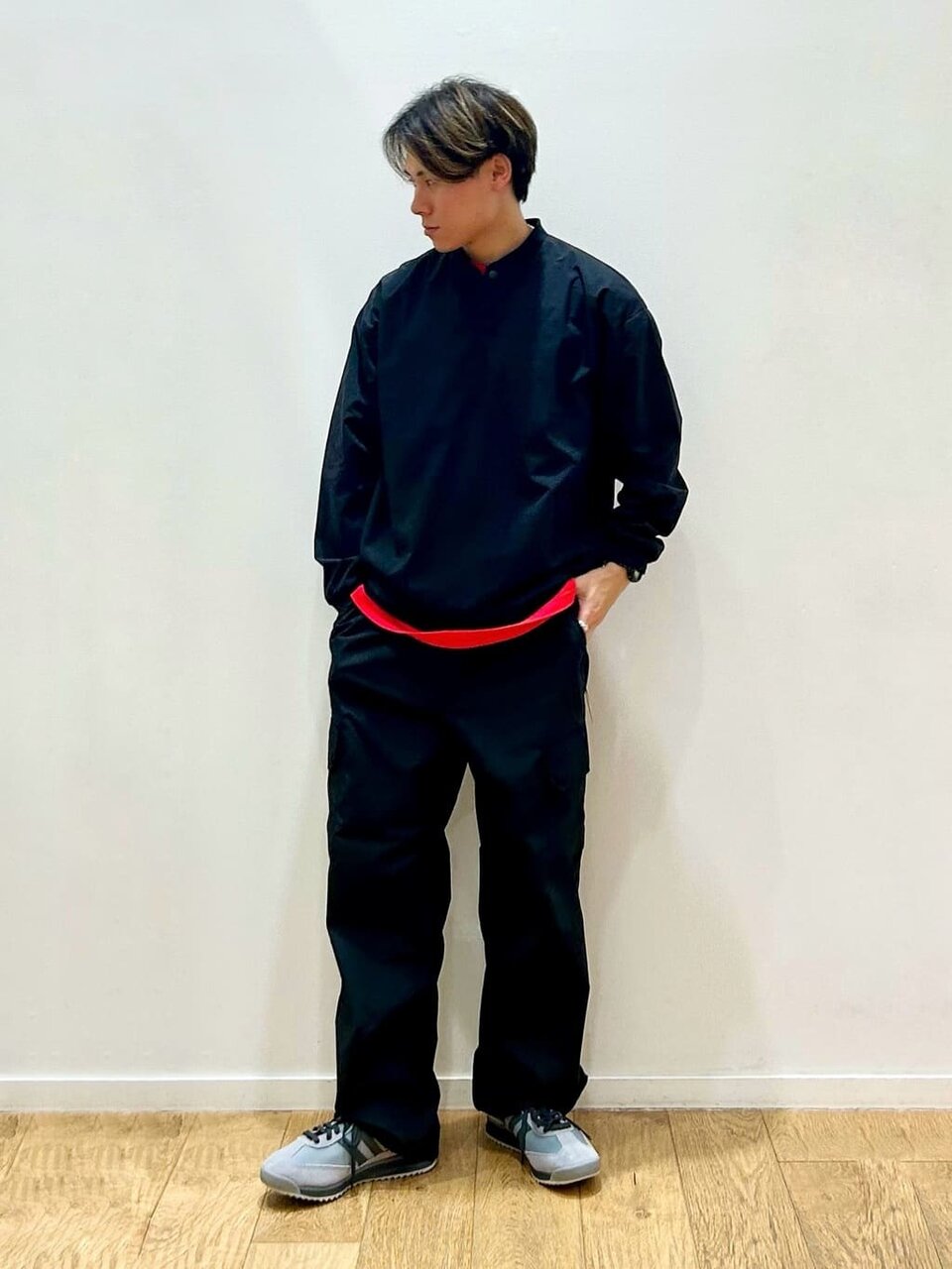 Tシャツとカーゴパンツのオールブラックコーデ