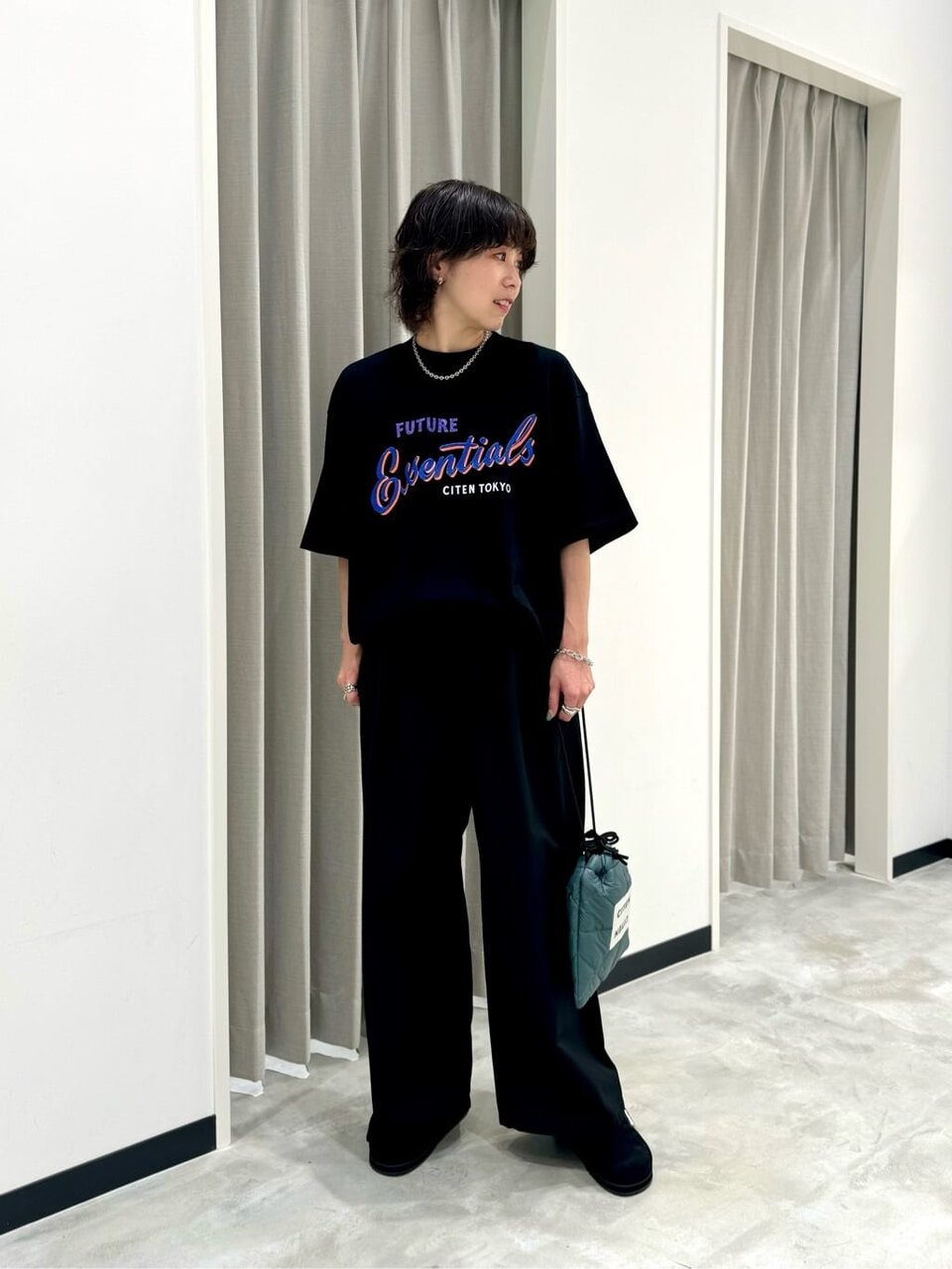 Tシャツとチノパンツのオールブラックコーデ