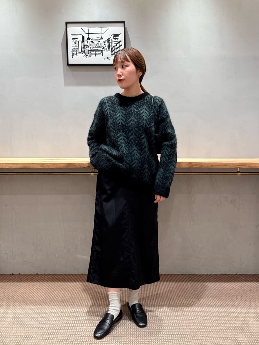 ニットとナイロンスカートのオールブラックコーデ