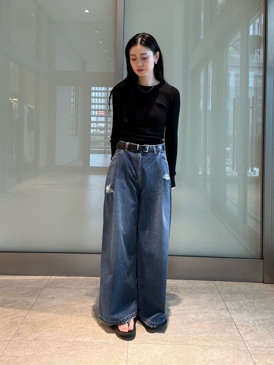 ロングスリーブカットソー×ワイドデニムパンツのコーデ