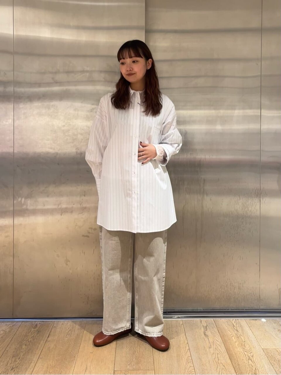 ストライプ柄シャツ×ストレートデニムパンツのコーデ