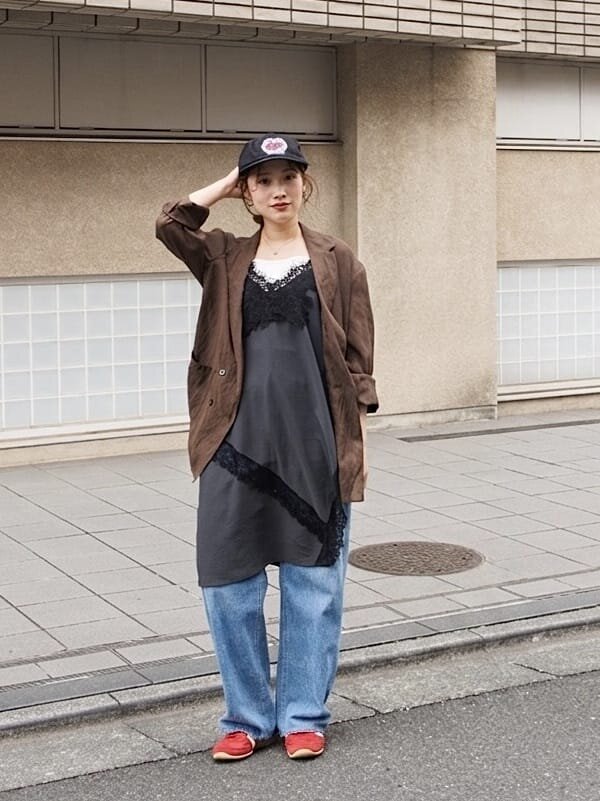 キャミソールワンピース×ストレートデニムパンツのコーデ