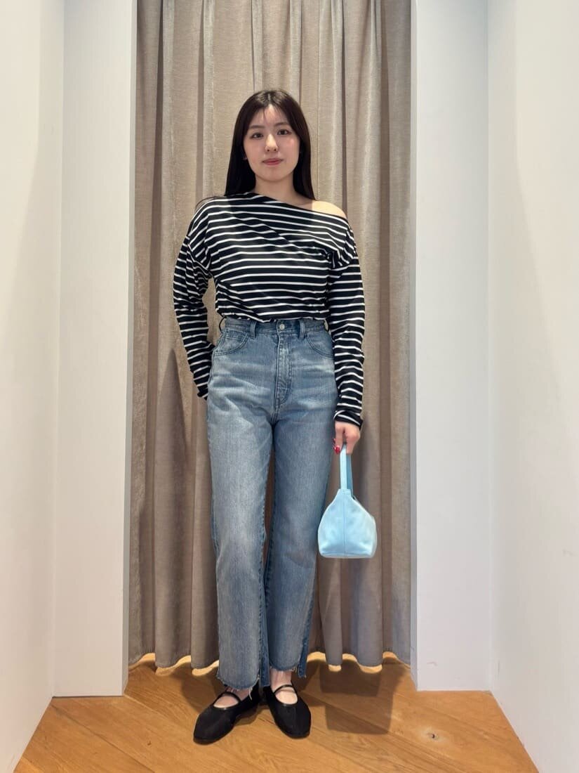ロングスリーブTシャツ×フレアデニムパンツのコーデ