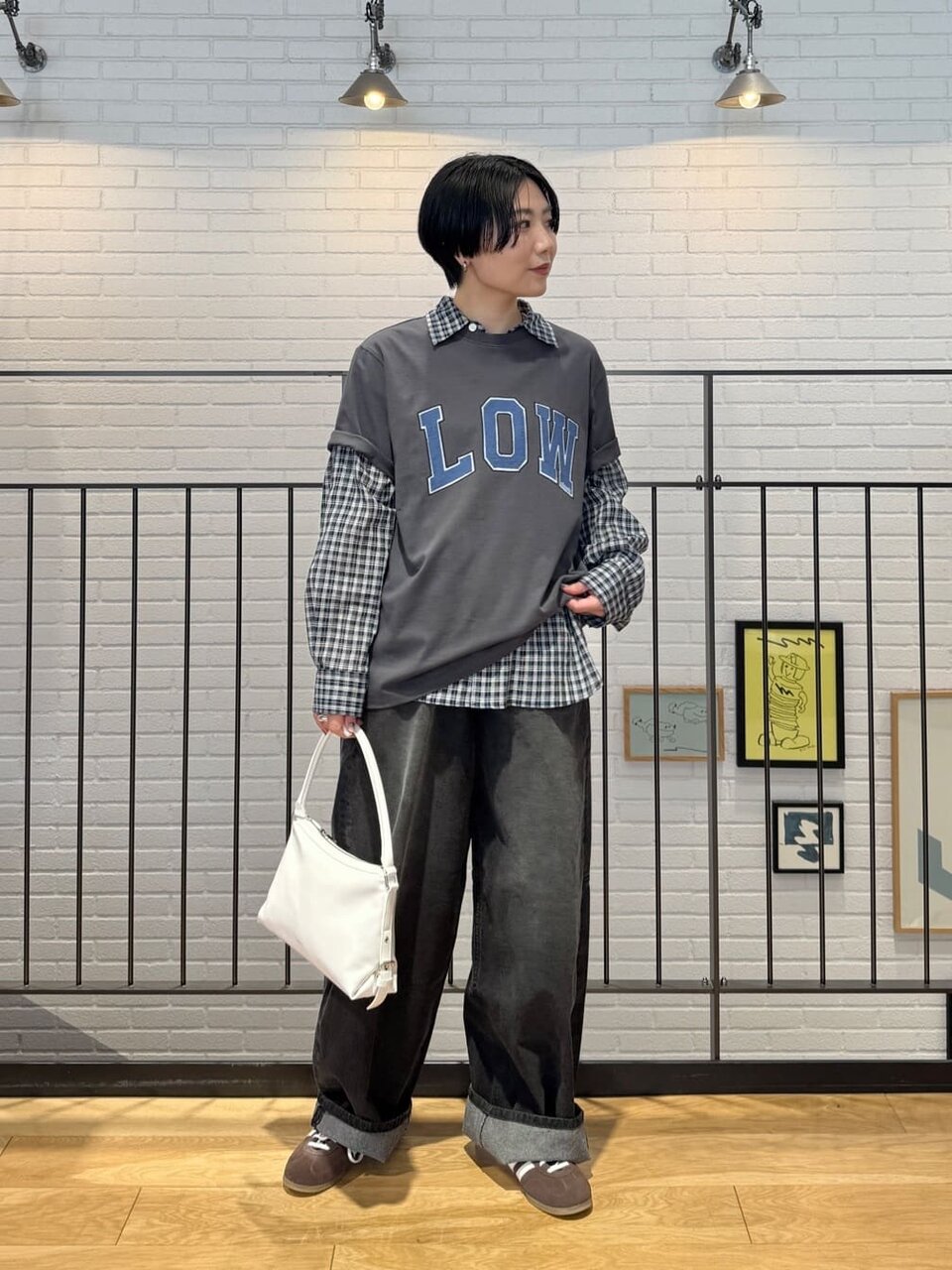 ロゴTシャツ×デニムワイドパンツのコーデ