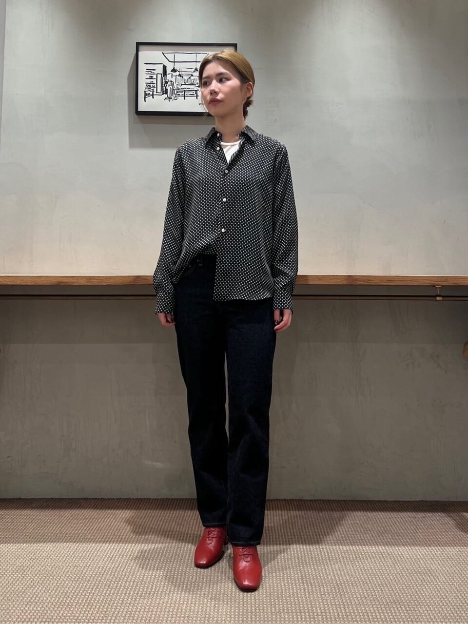 ドット柄のシャツ×ストレートデニムパンツのコーデ