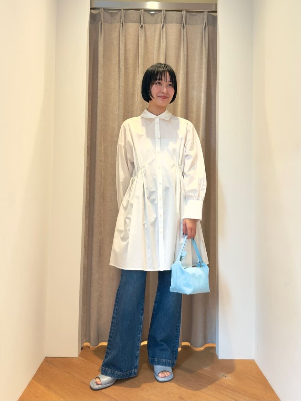 チュニックワンピース×フレアデニムパンツのコーデ