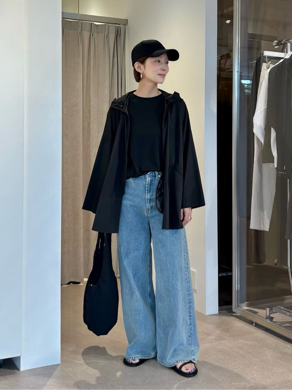 ジップアップフーディー×ワイドデニムパンツのコーデ