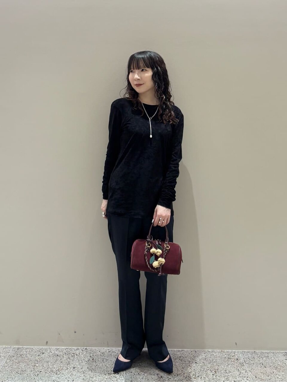 ベロアTシャツとサテンパンツを着た女性