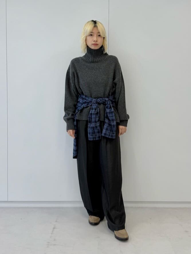 チェック柄シャツとサテンパンツを着た女性