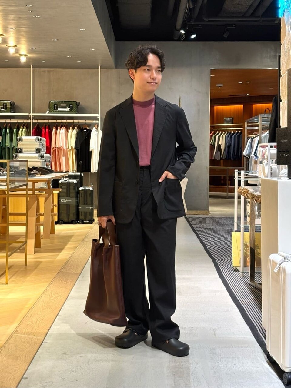 黒のジャケットとパープルのTシャツを着た男性