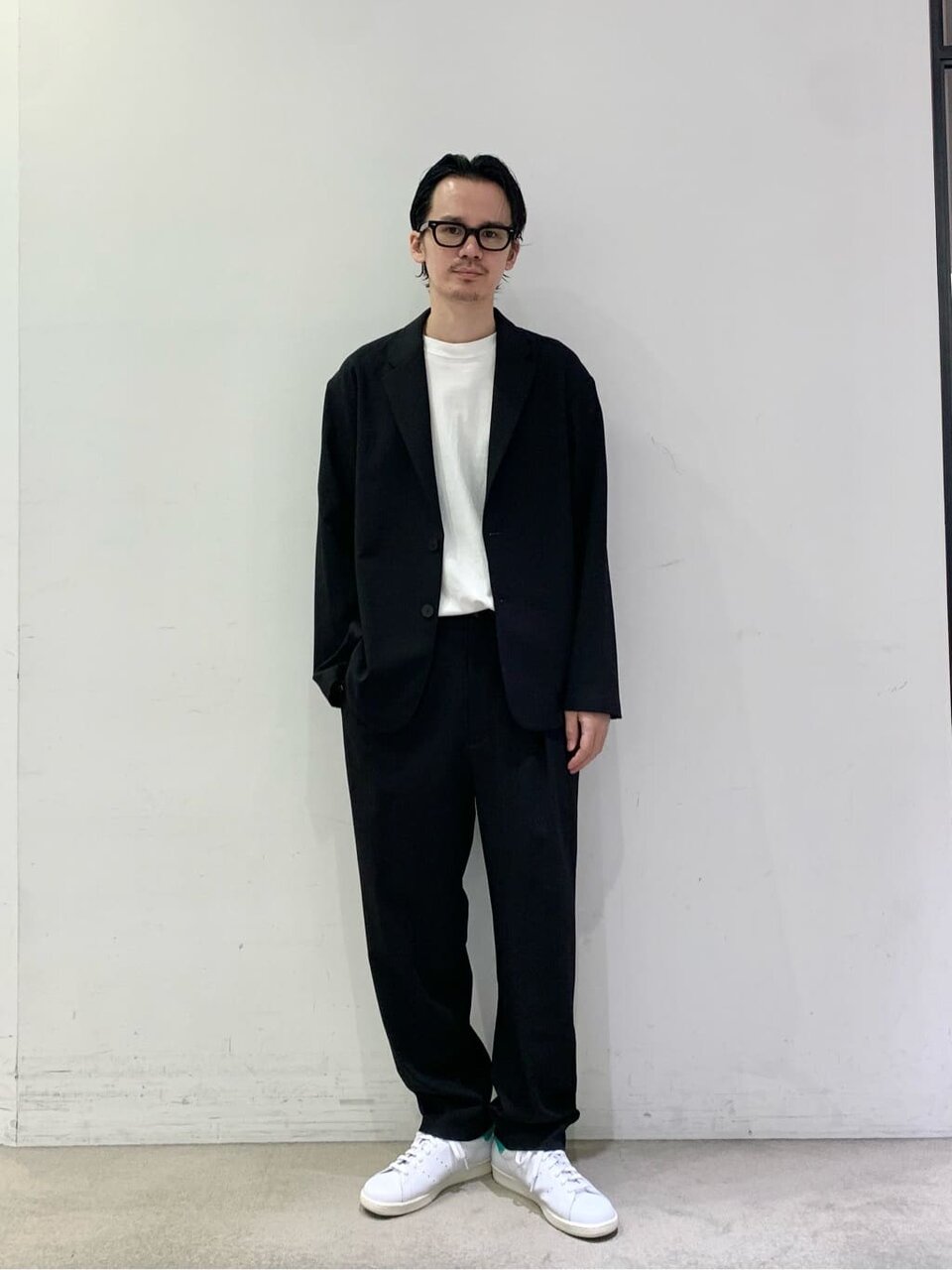 黒のジャケットと白Tシャツを着た男性