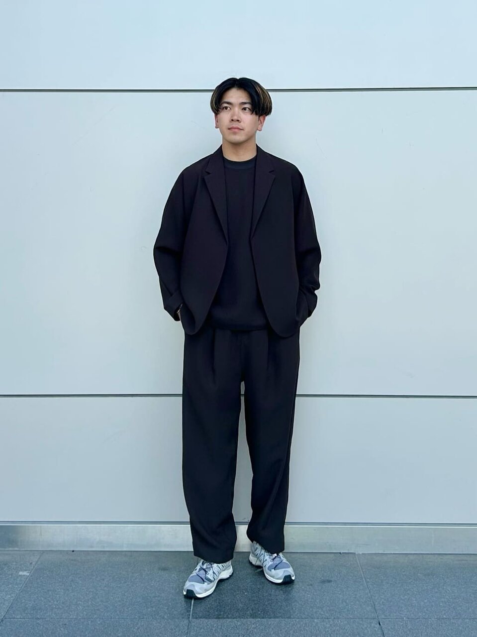 ダークブラウンのジャケットとTシャツを着た男性