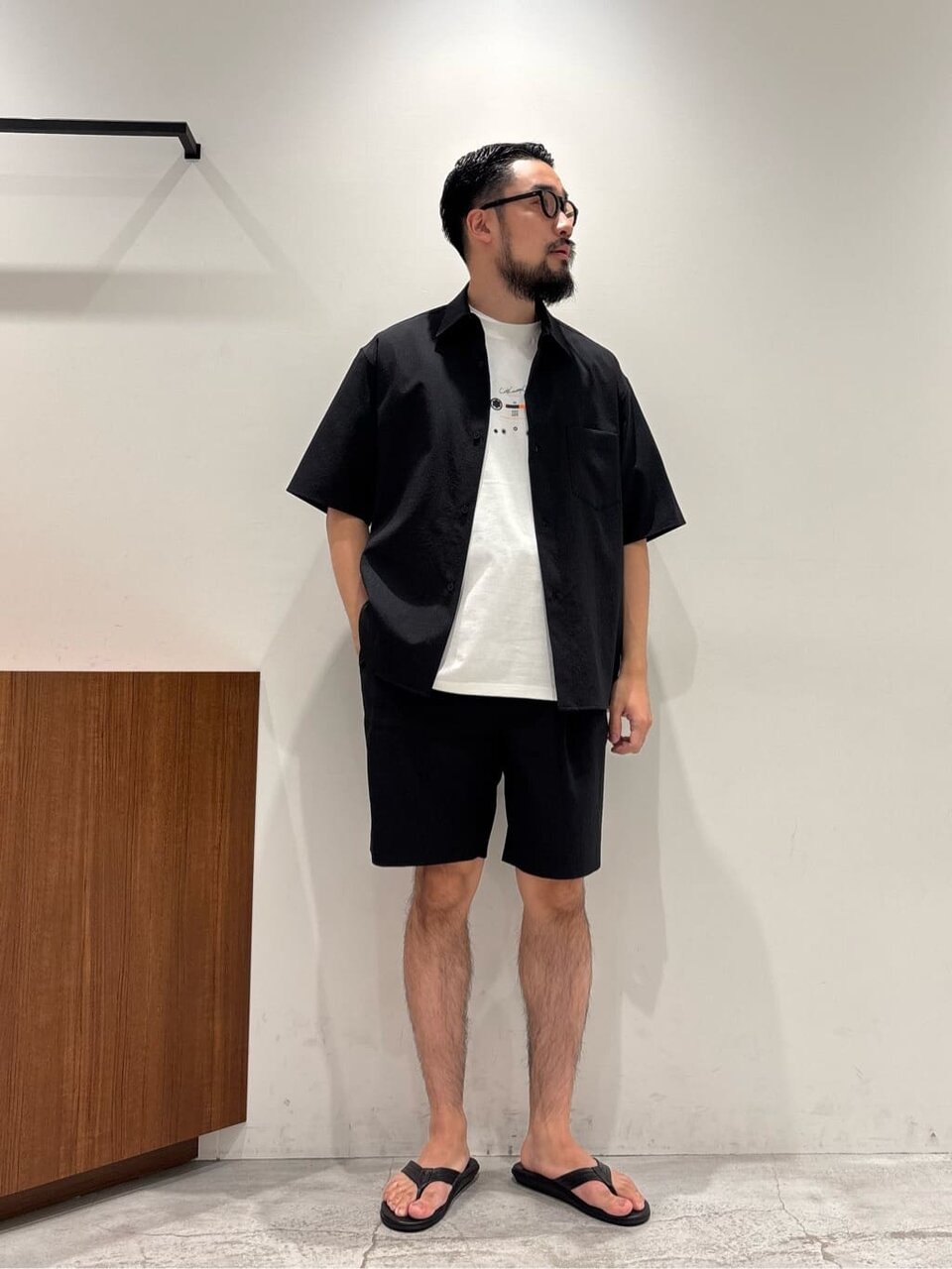 グラフィックTシャツとショーツを着た男性
