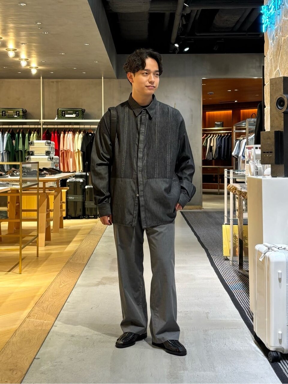 デニムシャツとイージーパンツを着た男性
