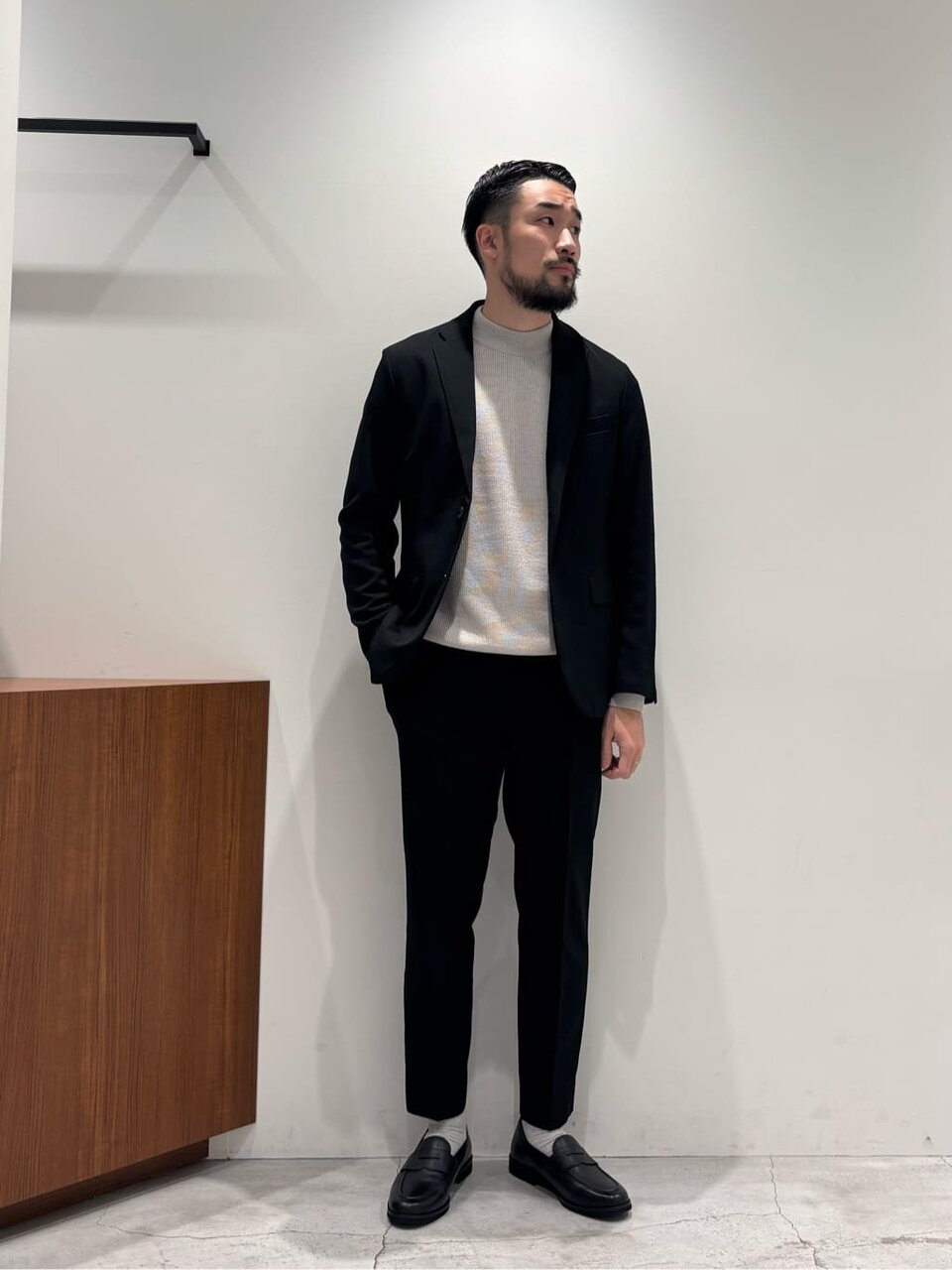 ニットとジャケットセットアップを着た男性