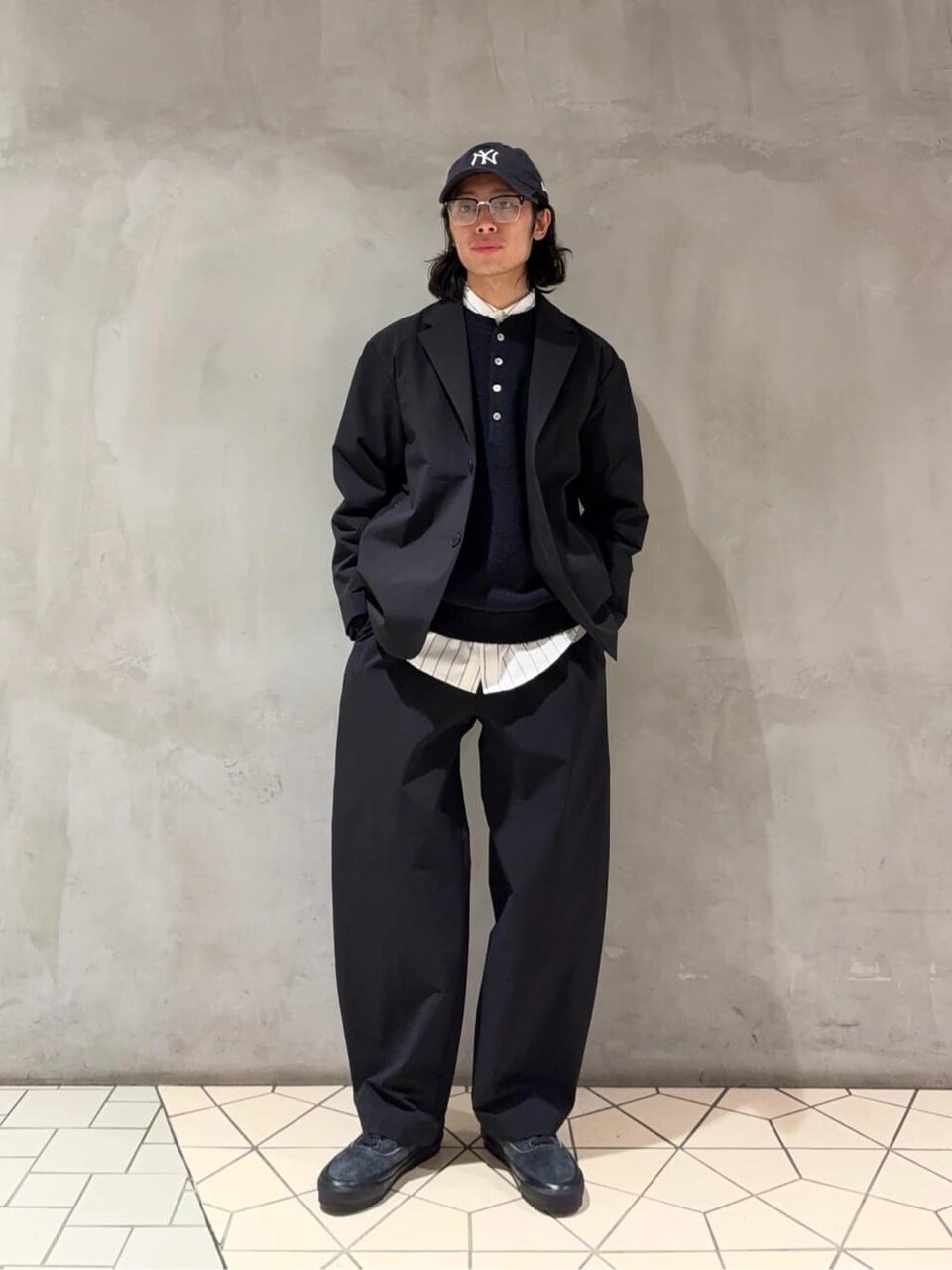 シャツとジャケットセットアップを着た男性