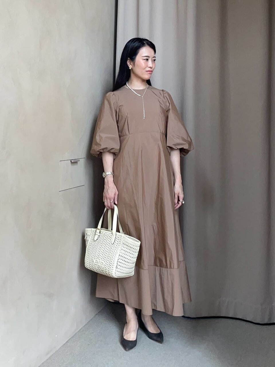 パフスリーブワンピースを着た女性