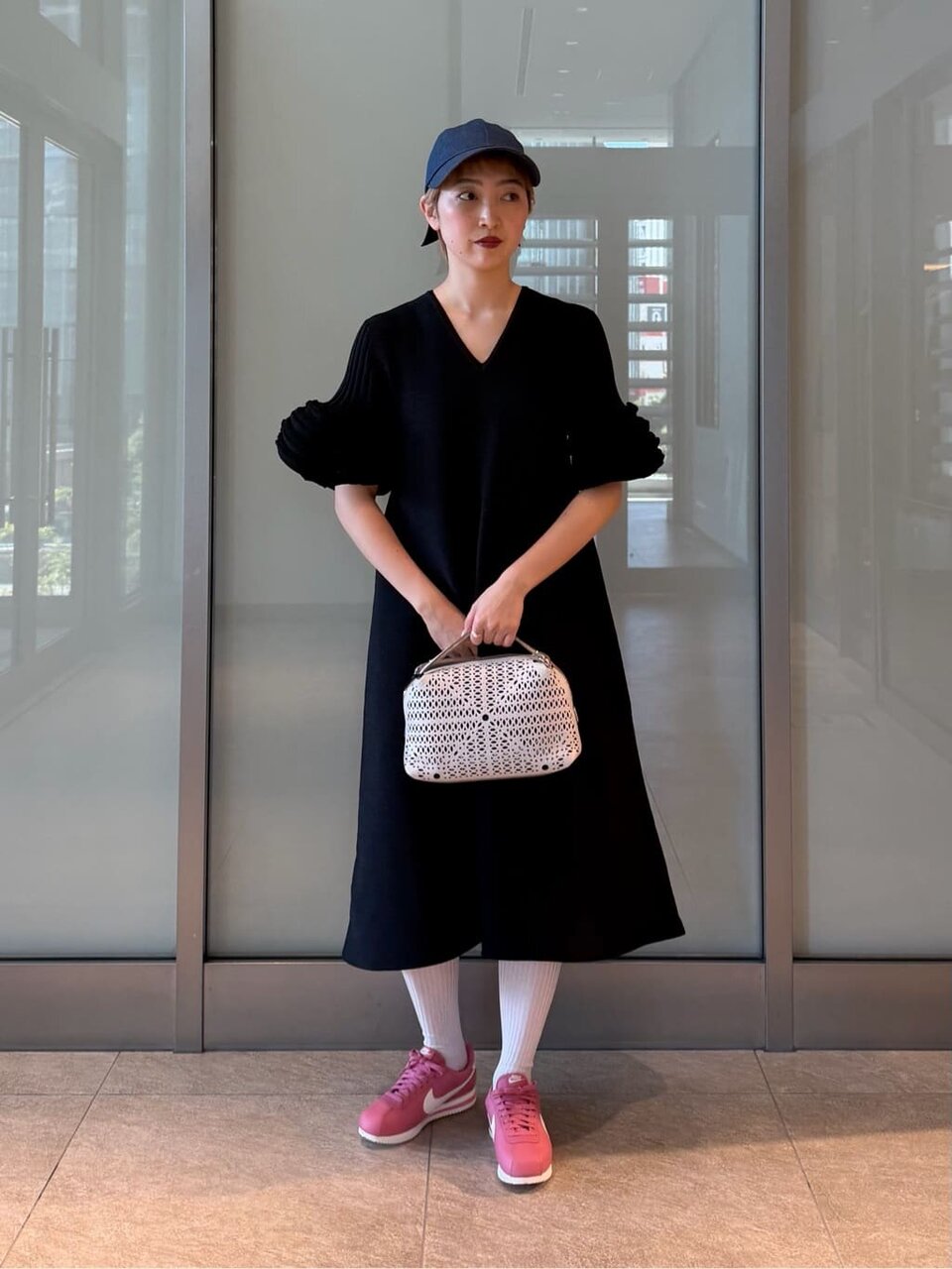 ベルスリーブワンピースを着た女性