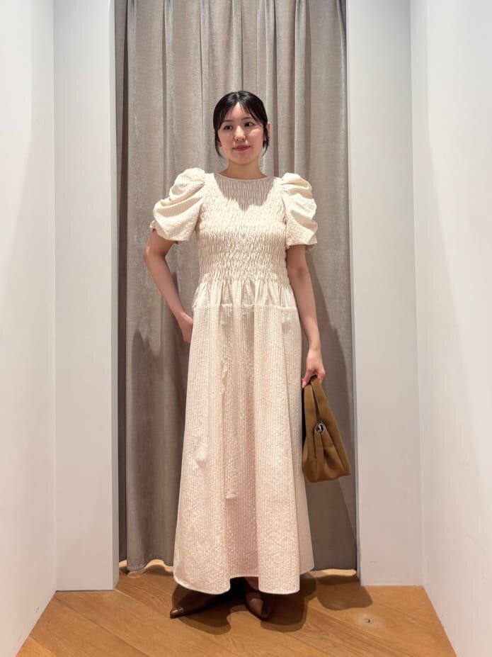 パフスリーブワンピースを着た女性