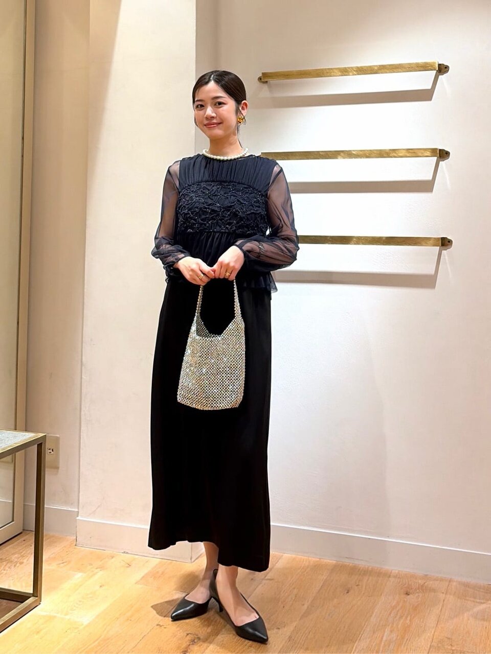 シアースリーブワンピースを着た女性