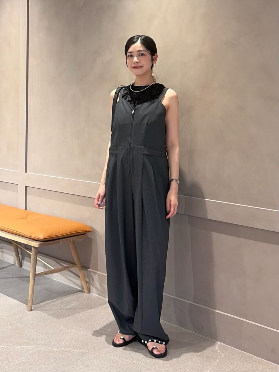 刺繍ノースリーブブラウスとサロペットを着た女性