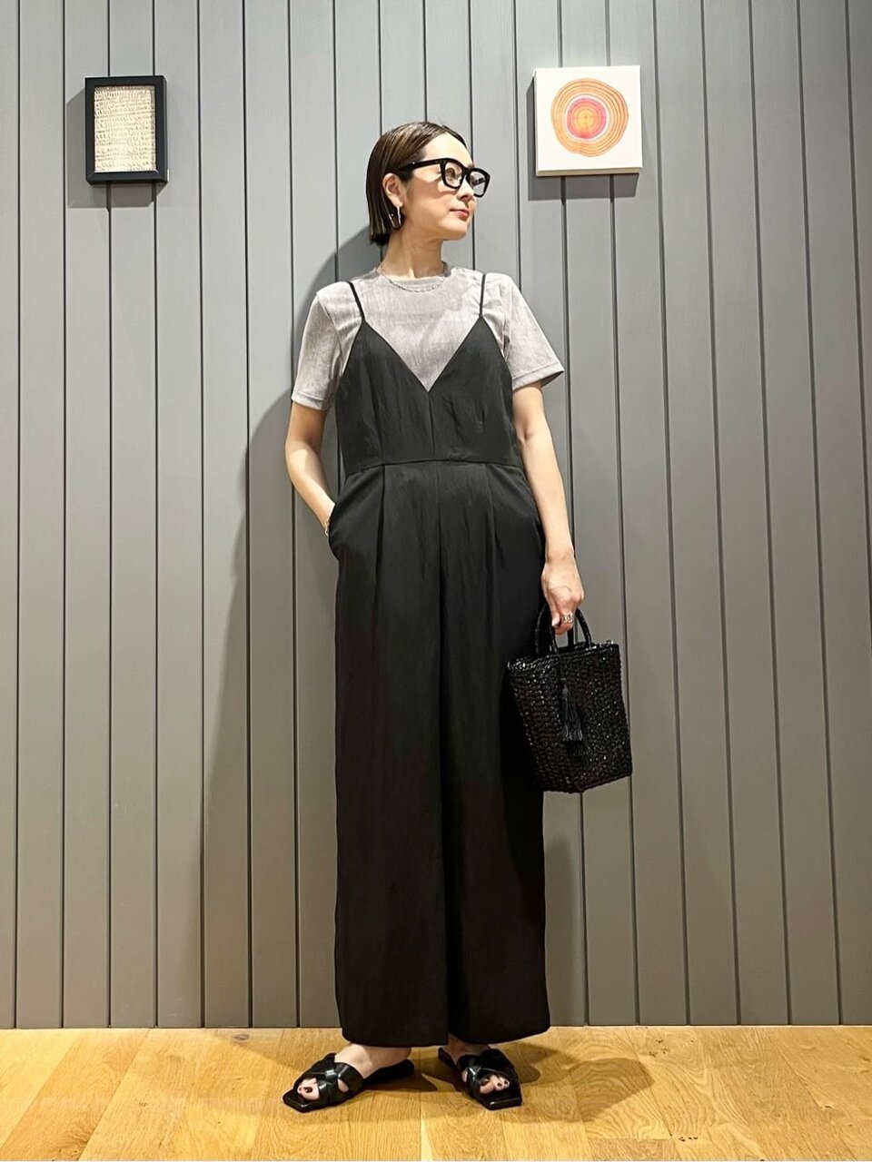 シアーTシャツとサロペットを着た女性