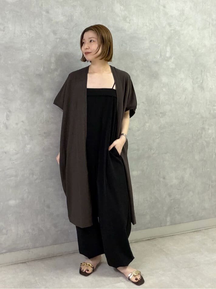 ロングジレとサロペットを着た女性