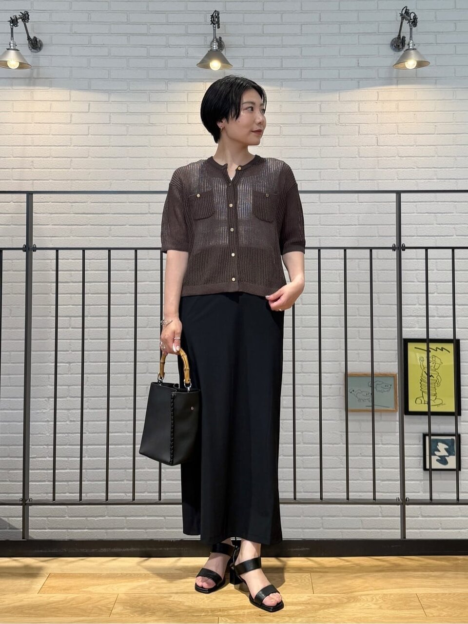 メッシュカーデにタイトスカートをあわせたコーデ