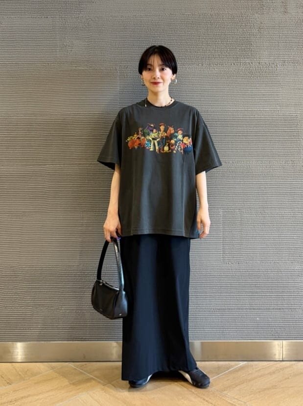 プリントTシャツにタイトスカートをあわせたコーデ